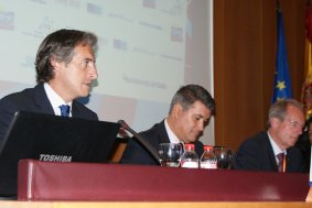 El Presidente de la FEMP, Íñigo de la Serna, en primer término, en la rueda de prensa de presentación de la Asamblea, con Ignacio Romaní, Primer Teniente de Alcalde de Cádiz, y Wolfgang Schuster, Presidente del CMRE y Alcalde de Stuttgart.